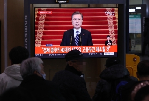 서울역 시민들이 7일 문재인 대통령의 신년사 TV 생중계를 지켜보도 있다.[사진=연합뉴스]