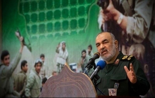 호세인 살라미 이란 혁명수비대 총사령관이 7일(현지시간) 가셈 솔레이마니 쿠드스군 사령관의 장례식에서 미국에 대한 강력한 보복 공격을 경고했다[사진=연합뉴스, IRNA통신 제공]