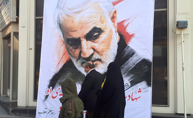 이란 국민들이 솔레이마니 사령관의 초상화 앞을 지나가고 있다. <사진=연합뉴스>