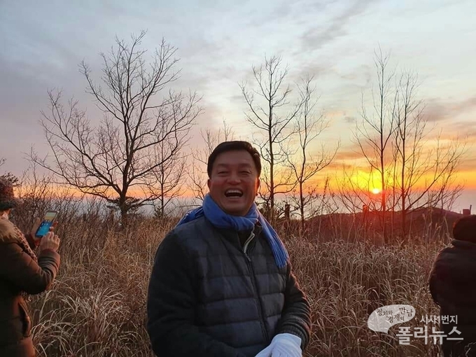 윤준호 의원(해운대을)이 올 새해맞이 행사에 참석해 환하게 웃고 있다.