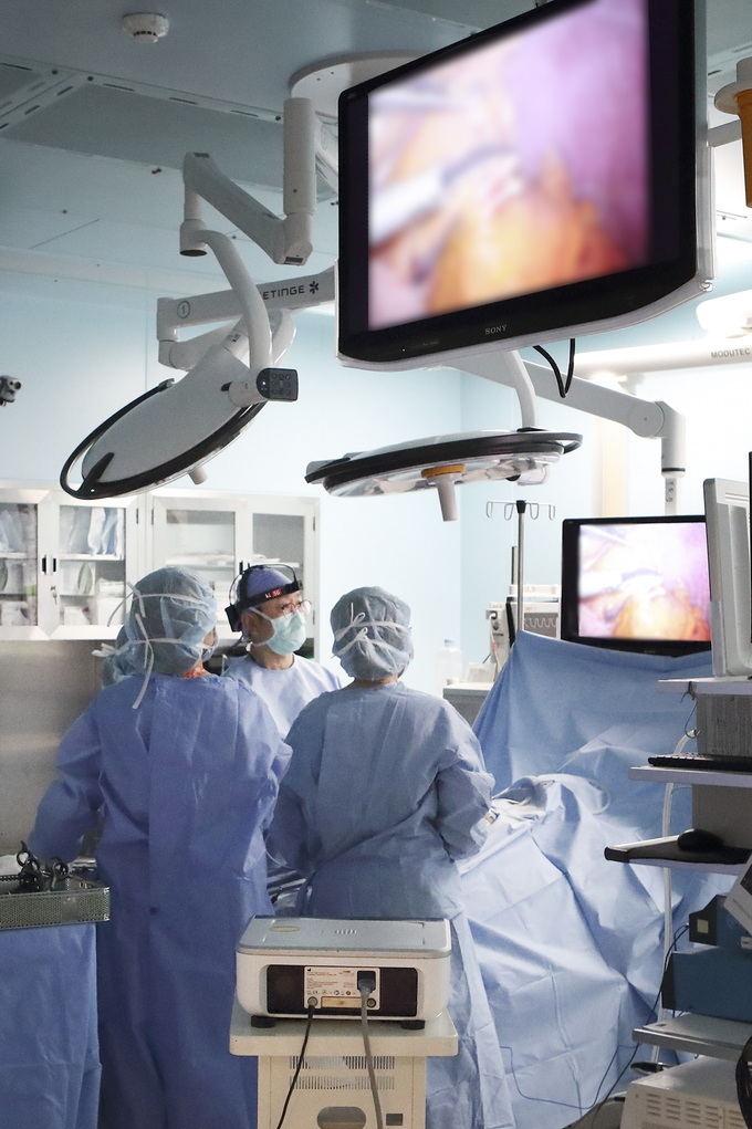 KT와 삼성서울병원이 공동 개발한 5G의료서비스 시현 모습. 수술실에서 의료진이 5G 싱크캠을 장착하고 수술교육을 진행 중이다.  <사진=KT 제공>