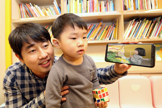 LG유플러스는 어린이들이 선호하는 동화, 자연관찰, 과학 등의 콘텐츠를 3D 증강현실로 생동감있게 즐길 수 있는 모바일 교육 어플리케이션 'U+아이들생생도서관'을 17일 출시한다고 밝혔다. <사진=LG유플러스 제공>