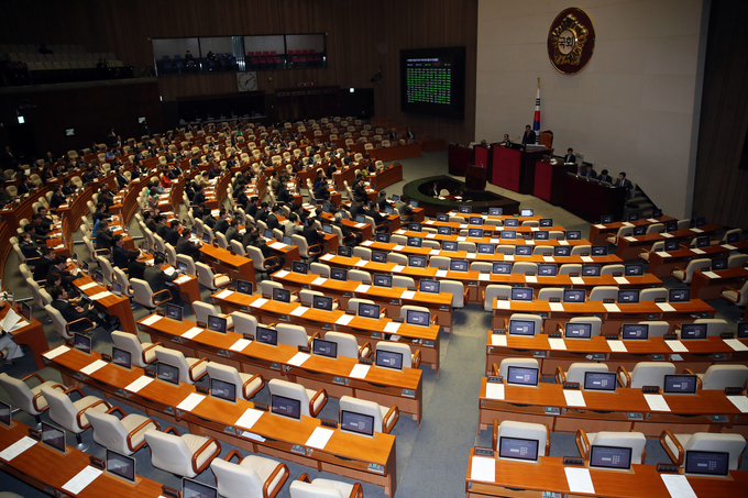 검경 수사권 조정법안인 형사소송법 개정안이 13일 오후 열린 국회 본회의에서 한국당 의원들이 퇴장한 가운데 통과되고 있다. <사진=연합뉴스>