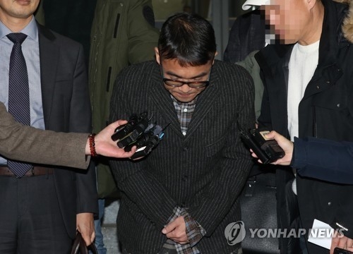 가수 김건모가 15일 경찰 조사를 받은 뒤 강남경찰서를 나서며 고개숙여 인사하고 있다.. <연합뉴스>