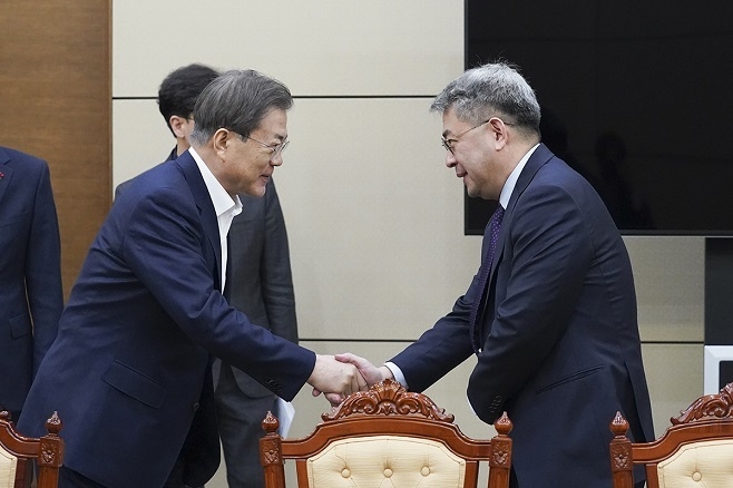  문재인 대통령은 17일 청와대에서 권구훈 북방경제협력위원장으로부터 <2020 신북방정책 전략> 보고를 받았다.[사진=청와대]
