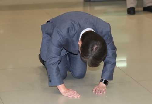 바른미래당 안철수 전 의원이 19일 인천국제공항을 통해 귀국하며 큰절을 하고 있다.[사진=연합뉴스]