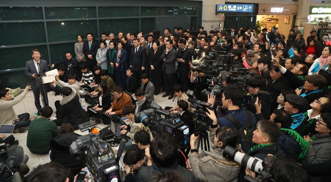 바른미래당 안철수 전 의원이 19일 인천국제공항을 통해 귀국, 취재진 앞에 서 인사말을 하고 있다. <사진=연합뉴스>