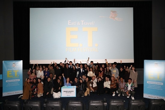 지난 20일 서울극장에서 진행된 대상그룹 '제2회 E.T.(Eat & Travel) Film Festival' 시상식을 마치고 관계자와 전 참가자가 단체사진을 찍고 있다. <사진=대상 제공>