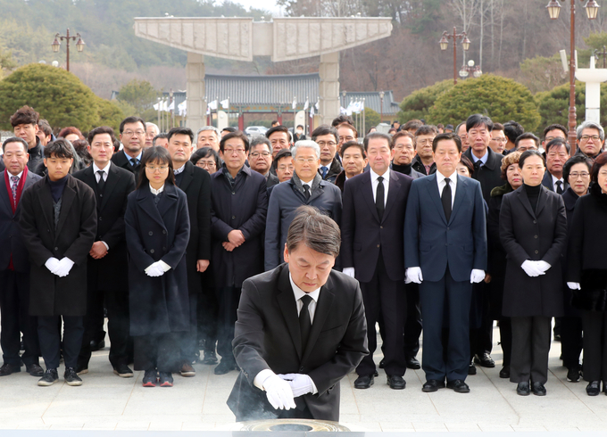 바른미래당 안철수 전 의원이 20일 오후 광주 북구 운정동 국립5·18민주묘지를 참배하고 있다. <사진=연합뉴스>