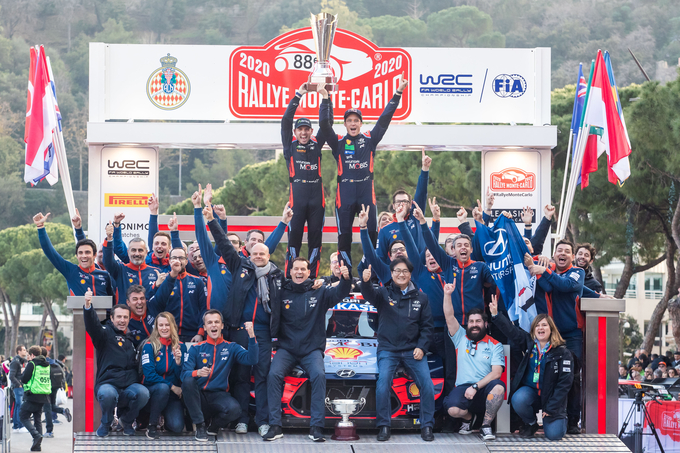 지난 23~26일 개막전으로 치러진 2020 WRC 몬테카를로 랠리에서 우승을 차지한 티에리 누빌 현대자동차 월드랠리팀 선수(오른쪽)와 보조 드라이버 니콜라스 질술 선수가 우승 트로피를 들고 세레모니를 하는 모습. <사진=현대자동차 제공>