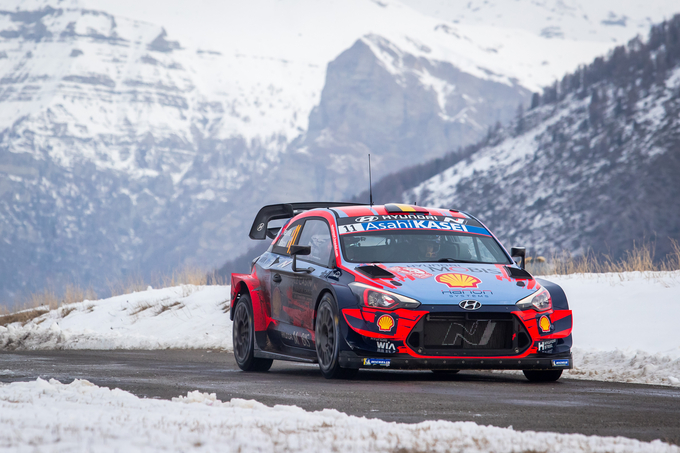 몬테카를로 랠리에서 우승을 차지한 현대자동차 ‘i20 Coupe WRC’ 경주차가 얼어붙은 도로를 달리고 있는 모습. <사진=현대자동차 제공>