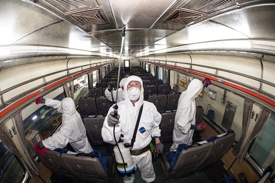 한국철도가 28일 오후 대전조차장역에서 신종 코로나바이러스 확산 방지를 위해 무궁화호 내부를 소독하고 있다. <사진=한국철도 제공>