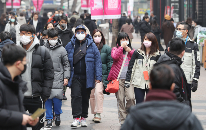 국내에서 신종 코로나바이러스 감염증 12번째 확진자가 발생한 1일 오후 서울 중구 명동거리에서 마스크를 쓴 관광객들이 발걸음을 옮기고 있다 <사진=연합뉴스>