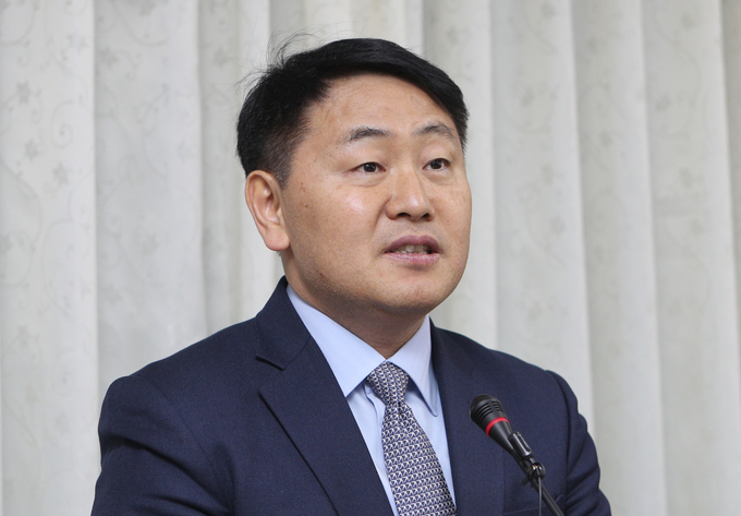  김관영 바른미래당 의원이 6일 전북 군산시청에서 기자회견을 열고 탈당과 무소속 출마를 선언하고 있다 <사진=연합뉴스>