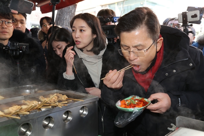 황교안 자유한국당 대표가 종로구의 분식집을 찾아 떡볶이를 먹고 있다, <사진=연합뉴스>