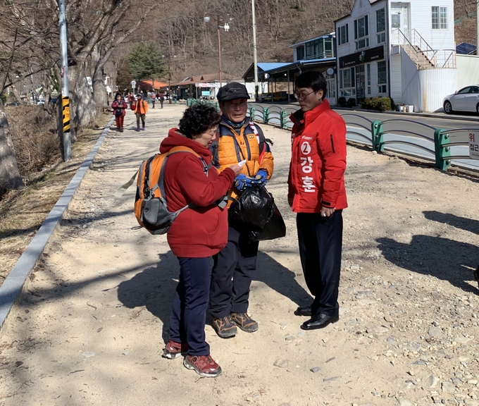 강훈 자유한국당 포항북 국회의원 예비후보가  송라면 보경사 입구에서  유권자와 인사를 하고 있다.