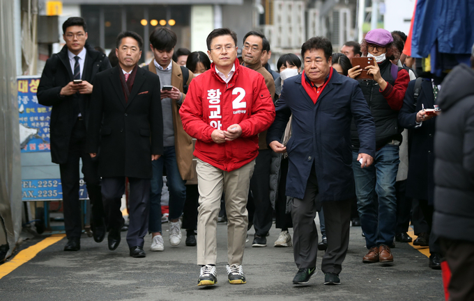 황교안 자유한국당 대표가 종로에서 선거운동을 하고 있다. <사진=연합뉴스>