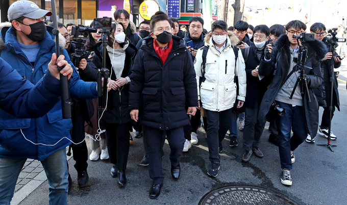 황교안 한국당 대표가 모교인 성균관대 인근 거리를 거닐고 있다. <사진=연합뉴스>