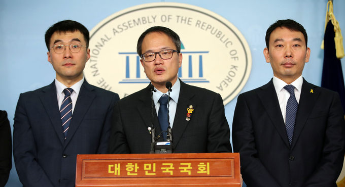 박주민 의원(가운데) 김남국 변호사(좌)와 김용민 변호사(우)의 민주당 입당을 밝혔다. <사진=연합뉴스>
