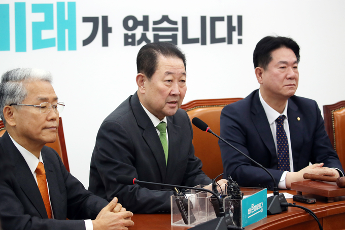 바른미래당 박주선 의원(가운데)이 18일 오전 국회에서 열린 의원총회에서 발언하고 있다.  <사진=연합뉴스>