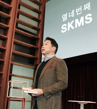 최태원 SK 회장이 지난 18일 SK서린빌딩에서 열린 SKMS 개정선포식에 참석, TED방식으로 SKMS 14차 개정 취지와 핵심 내용을 발표하고 있다. <사진=SK 제공>