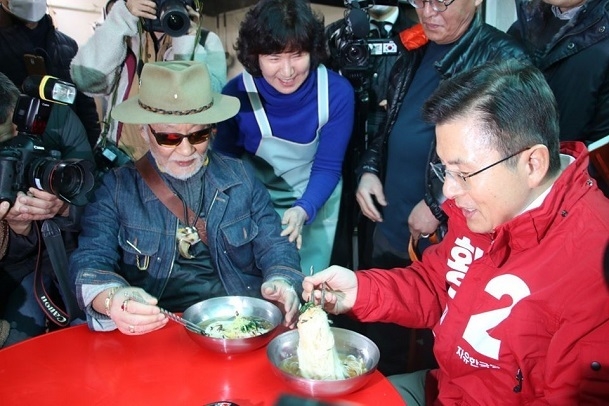 서울 종로구 한 식당에서 구민과 함께 식사를 하고 있는 황교안 미래통합당 대표[사진=황 대표 페이스북]