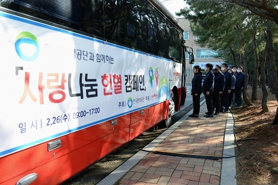 한국환경공단은 26일 임원 및 직원 100여 명이 ’헌혈 동참 사회공헌활동‘을 실시했다 . <사진=한국환경공단 제공>