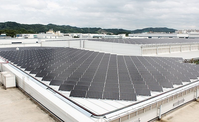 태양광 모듈 탄소인증제 시범사업이 시작됐다. 사진은 지붕에 설치된 태양광 모듈. <사진=LG,전자 제공>