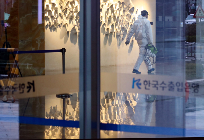  28일 서울 영등포구 여의도 수출입은행 본점에서 방역업체 관계자가 소독을 하고 있다.