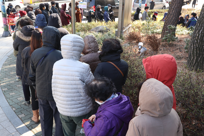 2일 오후 서울 종로구 하나로마트 서서울농협 사직점에서 시민들이 공적 마스크를 구매하기 위해 줄을 서 있다. <사진=연합뉴스>