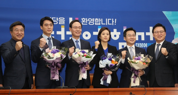 박성준 전 JTBC 아나운서 팀장(오른쪽에서 두번째)이 서울 중구,성동을에 전략공천 되었다. <사진=연합뉴스>