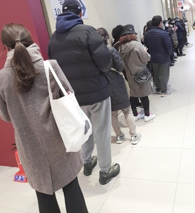 시민들이 '공적 판매처'에서 마스크를 구입하기 위해 긴 줄을 섰다. 디지털IT 한국에서 펼쳐지는 아날로그식 정책 때문이 아닌지 시민들은 반문하고 있다. <사진=황수분 기자>