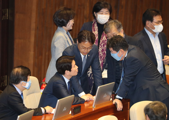 더불어민주당 이인영 원내대표가 5일 오후 국회에서 열린 본회의에서 의원들과 대화하고 있다.  <사진=연합뉴스>