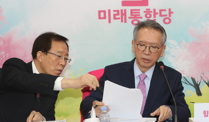  미래통합당 김형오 공천관리위원장(오른쪽)이 6일 오후 서울 여의도 국회에서 대구·경북 지역 공천 결과를 발표하며 자료를 보고 있다