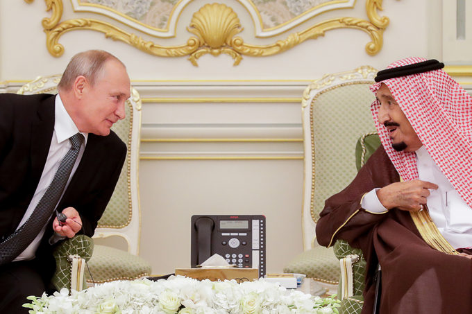 2019년 10월 14일 블라디미르 푸틴 러시아 대통령(왼쪽)이 살만 빈 압둘아지즈 사우디아라비아 국왕(오른쪽)과 리야드에서 만나 이야기를 나누고 있다.  <사진=연합뉴스> 