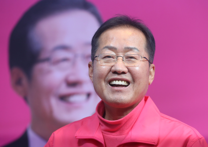 홍준표 전 자유한국당 대표가 12일 경남 양산시 자신의 선거사무소에서 대구 지역 무소속 출마를 선언했다 <사진=연합뉴스>