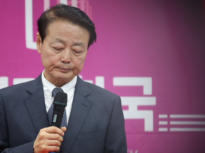 한선교 미래한국당 대표가 19일 서울 여의도 당사에서 사퇴 의사를 밝히고 있다. <사진=연합뉴스>