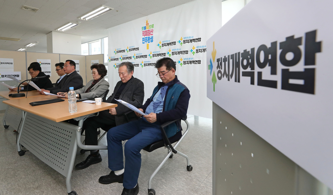 정치개혁연합이 기자회견을 열어 민주당의 더불어시민당 창당과정을 비판했다. <사진=연합뉴스>