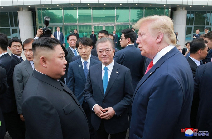 지난해 판문점에서 문재인 대통령, 트럼프 대통령, 김정은 북한 국무위원장이 만나 이야기를 나눴다. <사진=연합뉴스> 