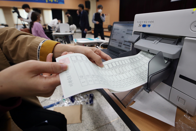 19일 오후 광주 북구청에서 21대 국회의원 선거 사전투표를 대비해 투표용지 발부 등 모의시험을 하고 있다. <사진=연합뉴스>