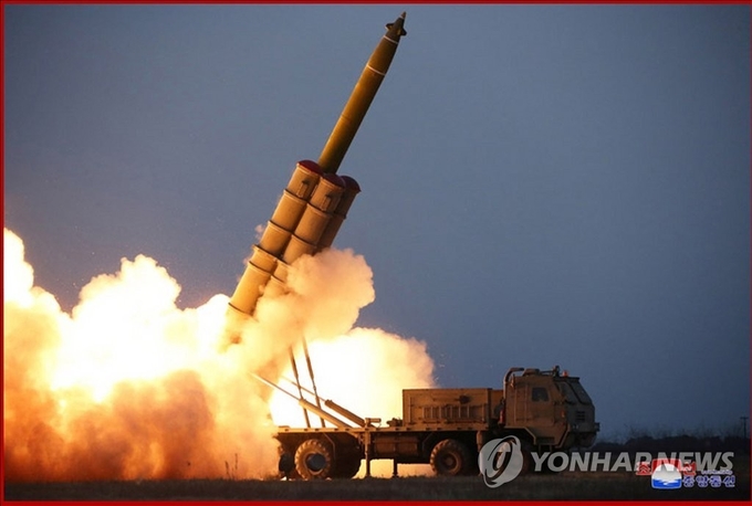지난해 북한 중앙통신이 공개한 차륜형 이동식발사대(TEL)에서 발사체가 발사되는 모습. <사진=연합뉴스>