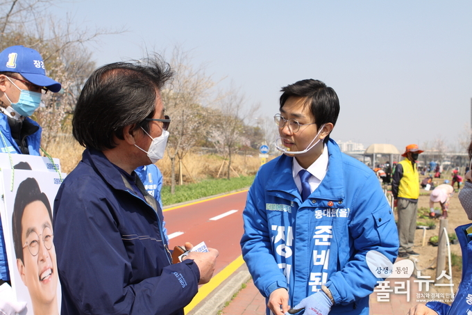 장경태 더불어민주당 후보가 중랑천 텃밭을 방문해 지역주민들과 이야기를 나누고 있다. <사진=이은재 기자>