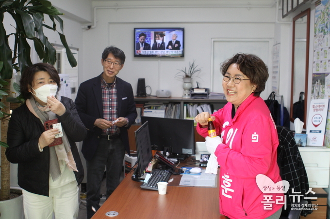 이혜훈 미래통합당 후보가 장안동의 상가를 방문해 유권자들과 이야기를 나누고 있다. <사진=권규홍 기자>