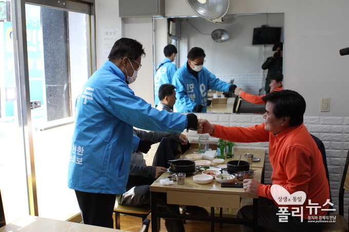 민병두 무소속 후보가 장안동의 식당을 방문해 유권자들과 인사를 나누고 있다. <사진=권규홍 기자>