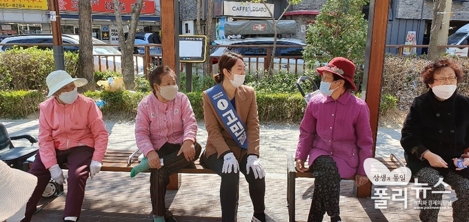 고민정 후보가 화양동의 공원에서 유권자들과 대화를 나누고 있다. <사진=이은재 기자>