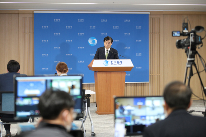 이주열 한국은행 총재가 9일 중구 한국은행에서 열린 통화정책방향 기자간담회에서 발언하고 있다. <사진=연합뉴스>