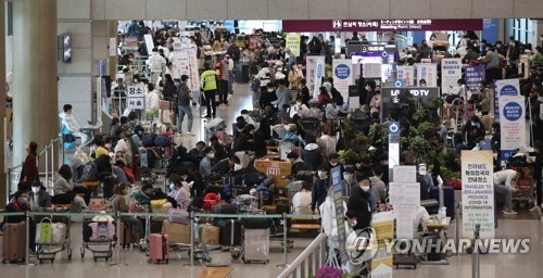 9일 인천국제공항 1터미널의 해외입국자 전용대기소가 붐비고 있다.<사진=연합뉴스>