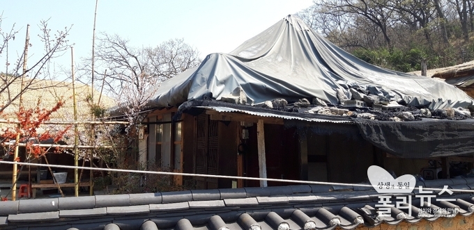 지붕이 심하게 훼손된 채 방치되고 있는 가옥. <폴리뉴스 사진>