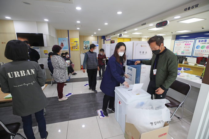제21대 국회의원 선거 투표일인 15일 오전 대구 수성2·3가동 제3투표소가 설치된 수성새마을금고 분점에서 시민들이 투표를 하고 있다. <사진=연합뉴스>