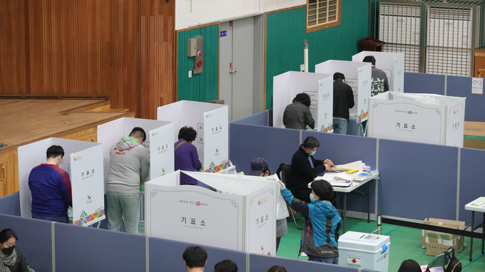 제21대 국회의원 선거일인 15일 오후 서울 송파구 잠전초등학교에 설치된 투표소에서 유권자들이 투표를 하고 있다. <사진=연합뉴스>